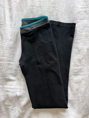 Y2K Criss-Cross Waist Black Flare Leggings